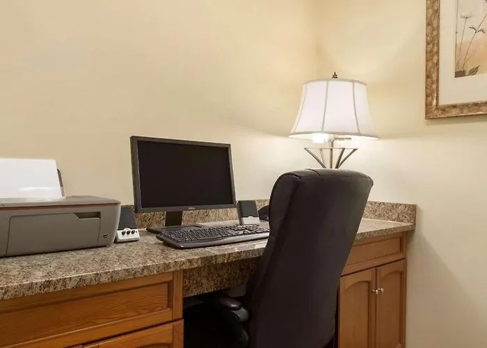Country Inn & Suites By Radisson, Moline Airport